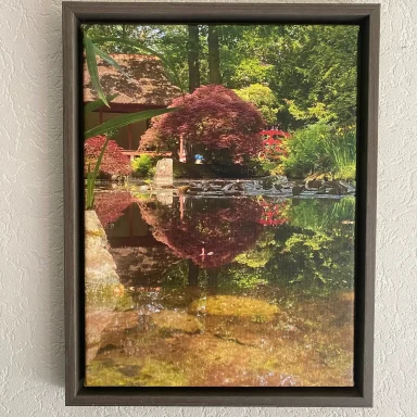Rustieke tuin met een vijver en een reflectie van een roodbladige struik.