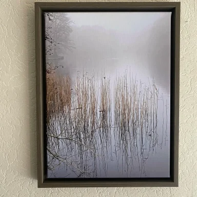 Mistige vijver met riet en reflecties, in een groene lijst.